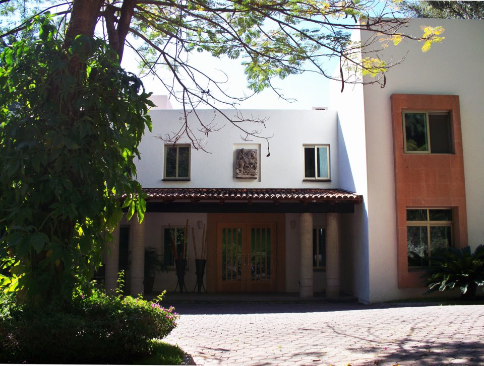 Fachada residencial contemporánea rodeada de árboles